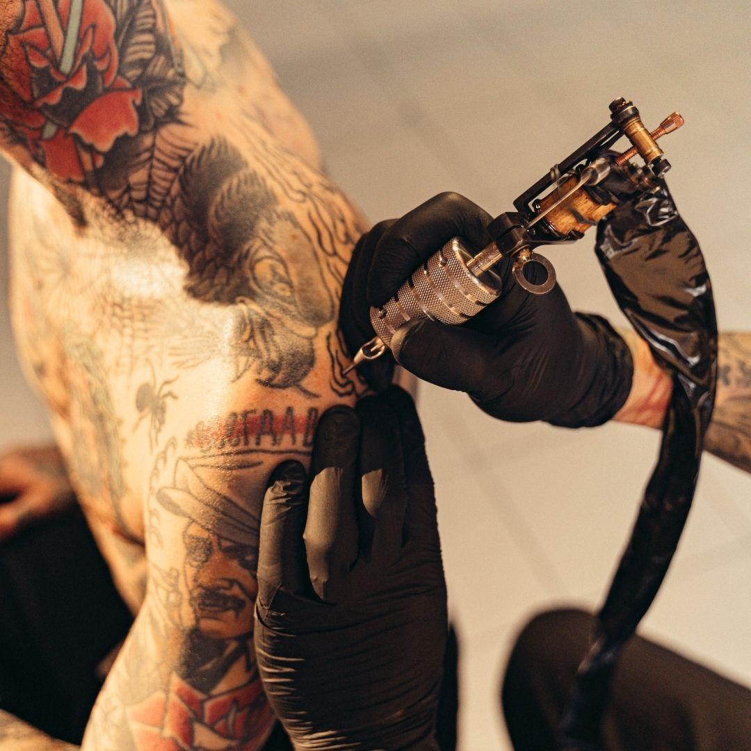 Wie man die Arbeit eines Tattoo-Studio-Managers vereinfacht: Automatisierung und CRM